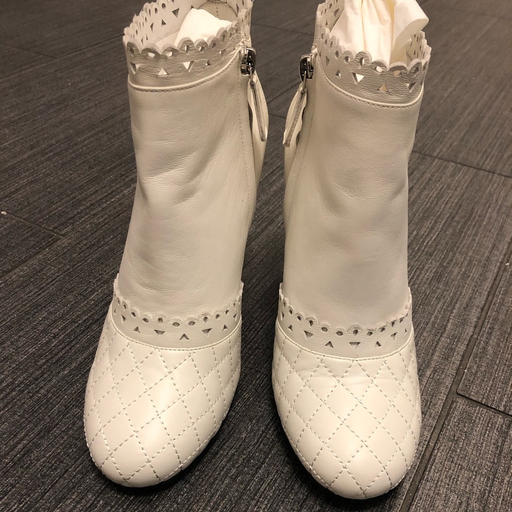 CHANEL brand new size 38.5 white leather booties